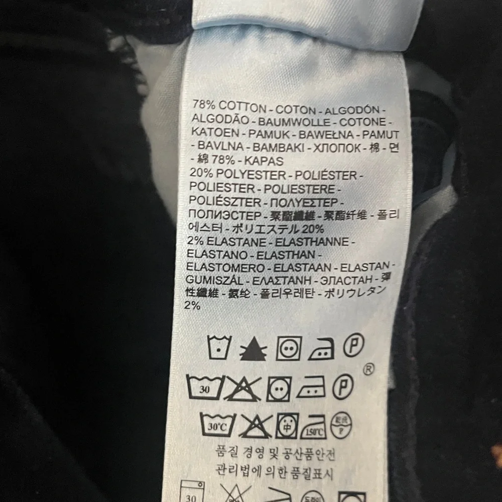 Levi’s Mid Rise Super Dark Blue Skinny Jeans w/ stretch. Size 8